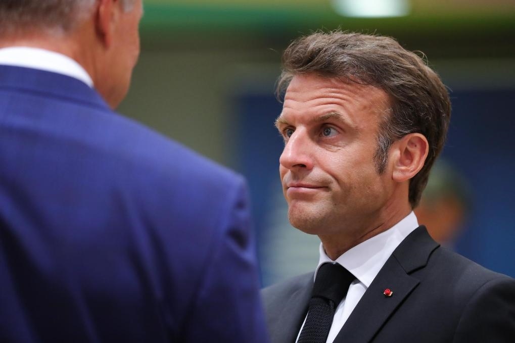 2023年6月29日，在比利時(shí)布魯塞爾，法國總統(tǒng)馬克龍（右）準(zhǔn)備出席歐盟峰會(huì)。新華社記者鄭煥松攝