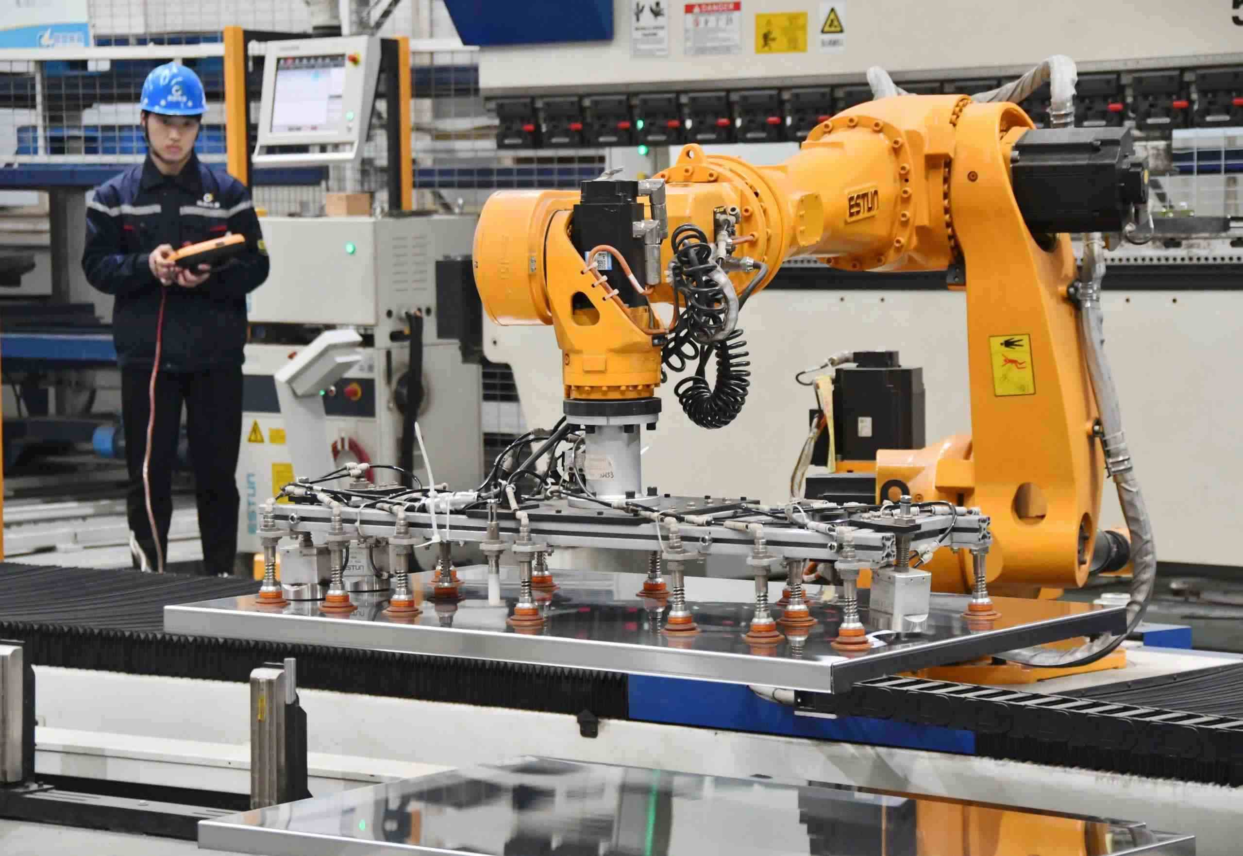 △2025年2月21日，河北邯鄲永年區(qū)工業(yè)園區(qū)的一家企業(yè)，工人正在操控工業(yè)機(jī)器人作業(yè)。