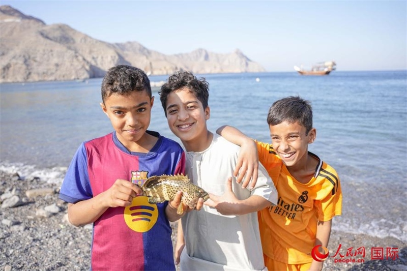 在海邊玩耍的孩子們。人民網(wǎng) 塔里克·易卜拉欣攝