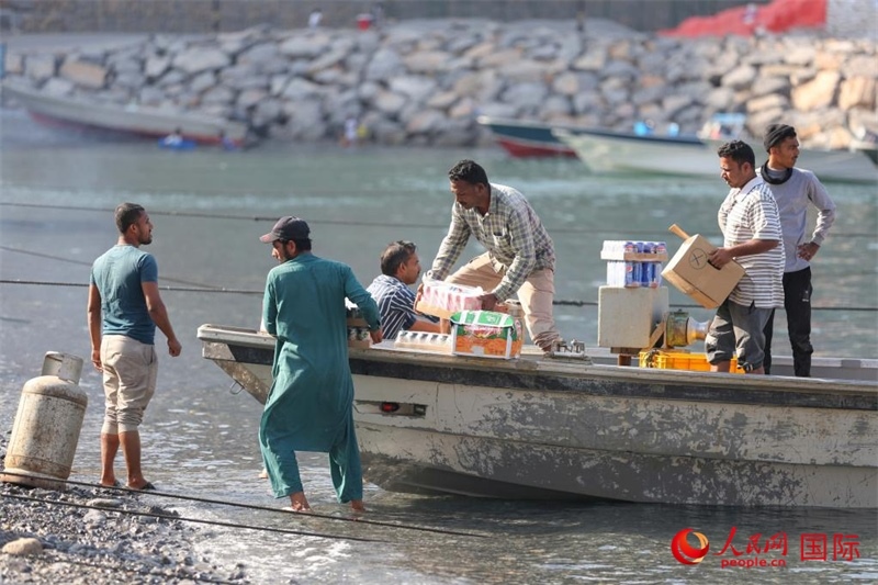 當(dāng)?shù)厝藗冊谶\送生活物資。人民網(wǎng) 塔里克·易卜拉欣攝