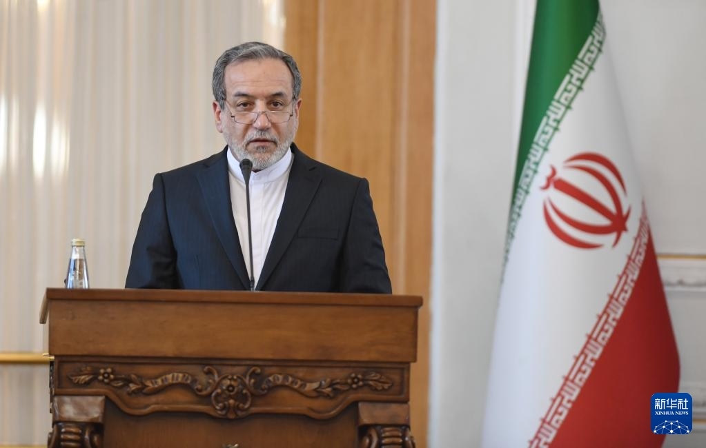2月25日，在伊朗德黑蘭，伊朗外交部長(zhǎng)阿拉格齊出席聯(lián)合新聞發(fā)布會(huì)。新華社記者 沙達(dá)提 攝