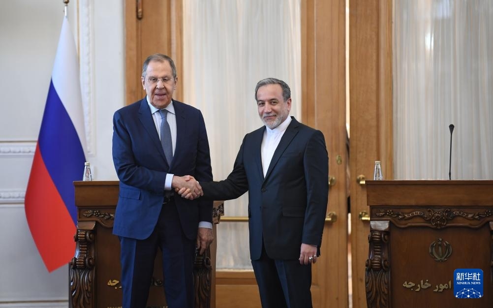 2月25日，在伊朗德黑蘭，伊朗外交部長(zhǎng)阿拉格齊（右）與俄羅斯外長(zhǎng)拉夫羅夫出席聯(lián)合新聞發(fā)布會(huì)。新華社記者 沙達(dá)提 攝