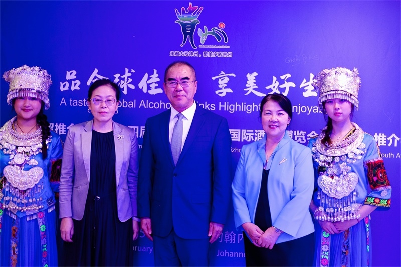 潘慶江總領(lǐng)事與王洪波秘書(shū)長(zhǎng)合影。（南非貴州商會(huì)供圖）