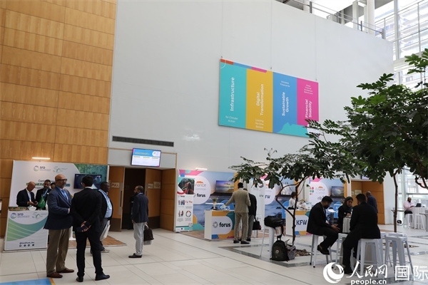 第5屆“共同金融”峰會(huì)在南非開(kāi)普敦國(guó)際會(huì)議中心開(kāi)幕。圖為與會(huì)嘉賓正在交談。人民網(wǎng)記者 戴楷然攝