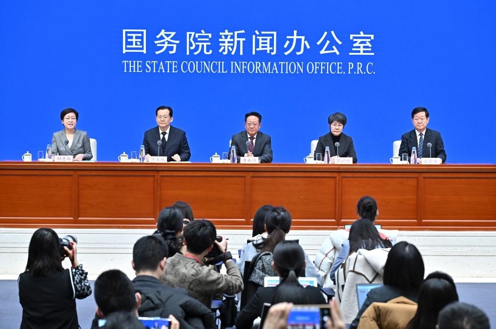 2月28日，國務(wù)院新聞辦公室在北京舉行國務(wù)院政策例行吹風(fēng)會，民政部副部長唐承沛、財政部副部長郭婷婷、自然資源部副部長許大純、住房城鄉(xiāng)建設(shè)部副部長姜萬榮和國務(wù)院新聞辦公室新聞發(fā)言人介紹2024年國務(wù)院部門辦理全國人大代表建議和全國政協(xié)提案工作有關(guān)情況，并答記者問。新華社記者 李鑫 攝