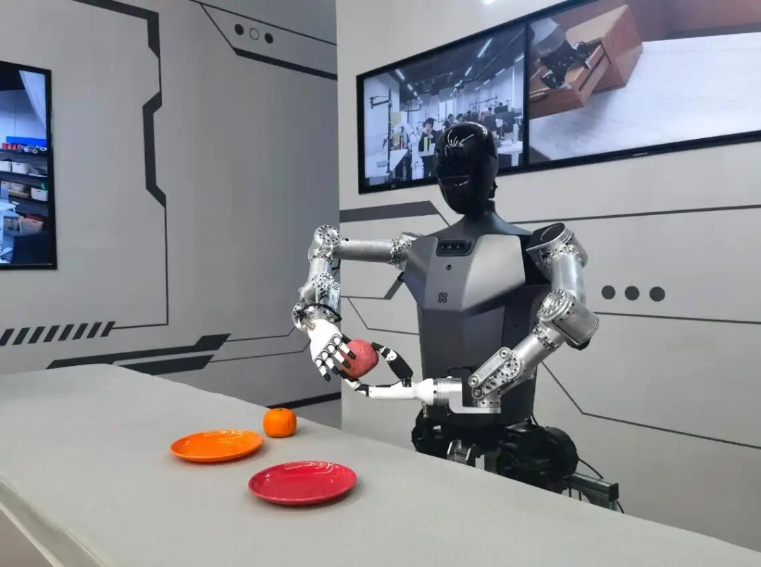 △2025年2月24日，北京“機器人大世界”展出的機器人正在完成日常家務。