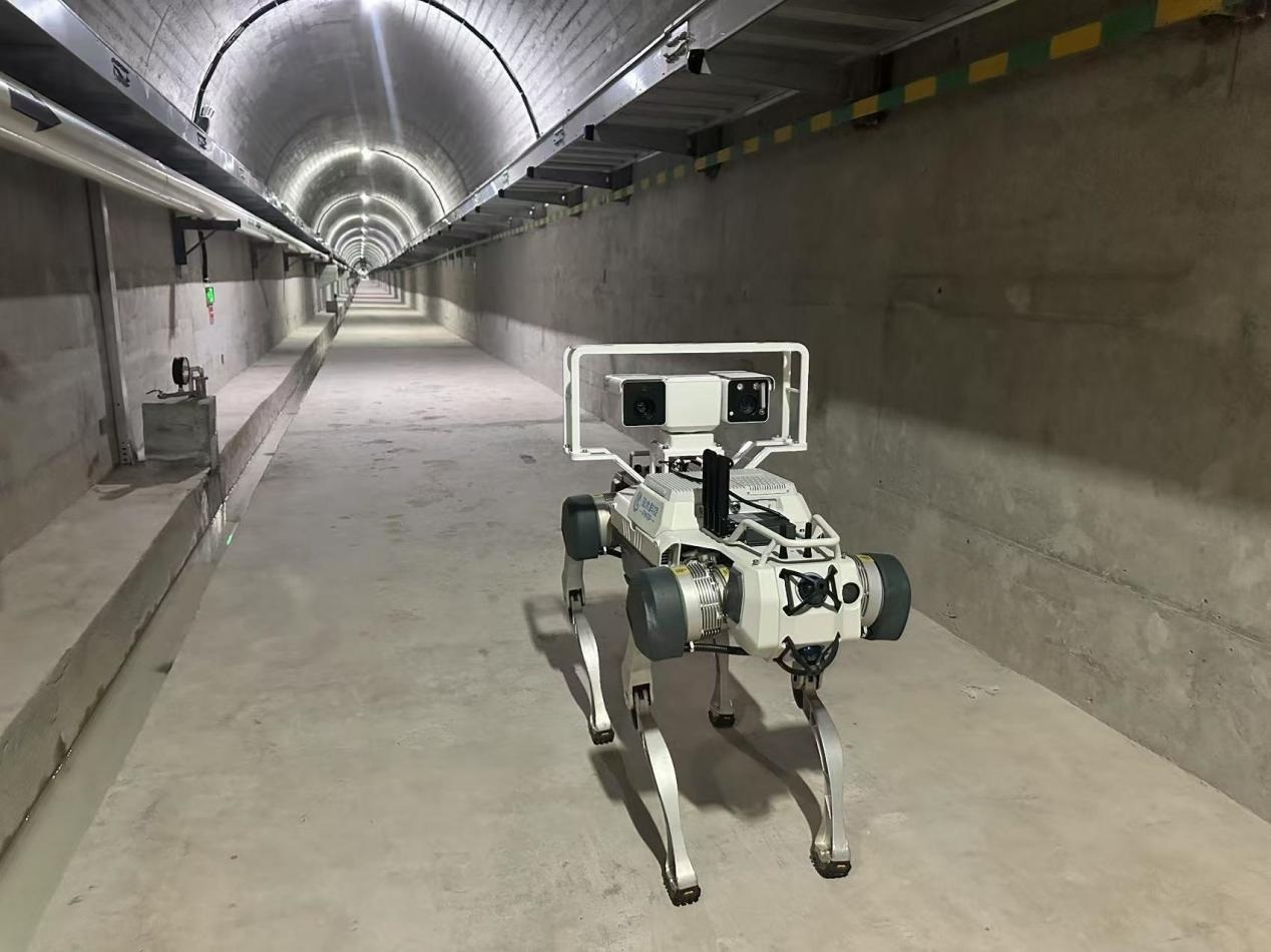 機(jī)器人正在對(duì)大壩廊道進(jìn)行巡檢，重點(diǎn)監(jiān)測(cè)裂縫，滲水點(diǎn)，積水等。水利部供圖