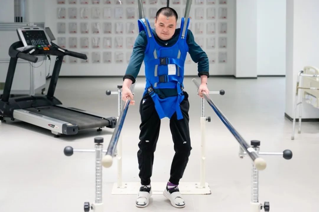 在術(shù)后第14天，患者依靠自身運動意圖行走。復(fù)旦大學(xué)供圖