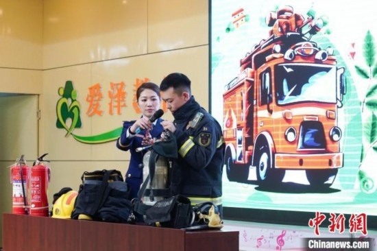 圖為消防員介紹消防裝備。中新社記者 趙宇航 攝