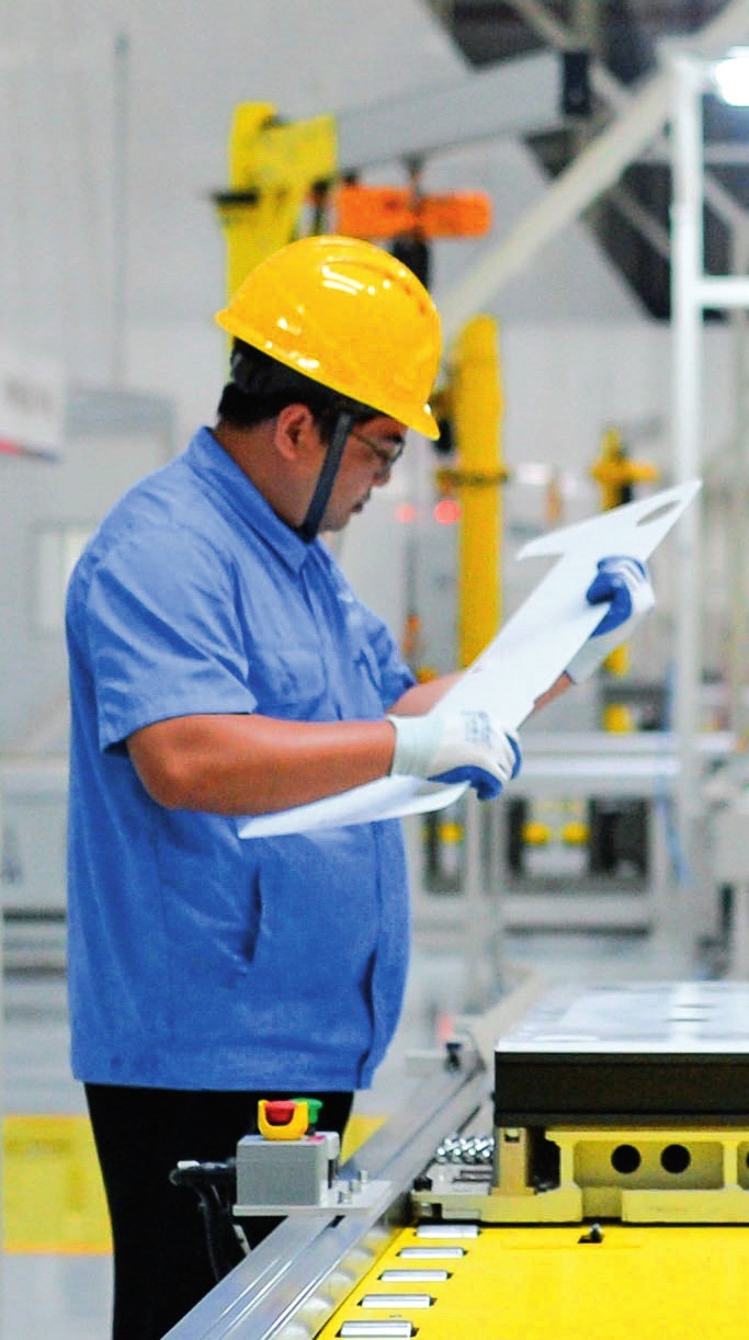 工人在位于廣東珠海的緯景儲(chǔ)能珠?！俺珿工廠”工作（2024年5月19日攝）。李任滋攝/本刊