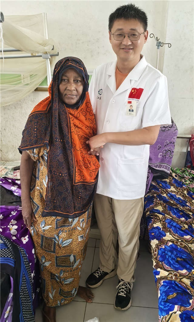 術(shù)后第二天患者即能站立。中國援桑醫(yī)療隊供圖