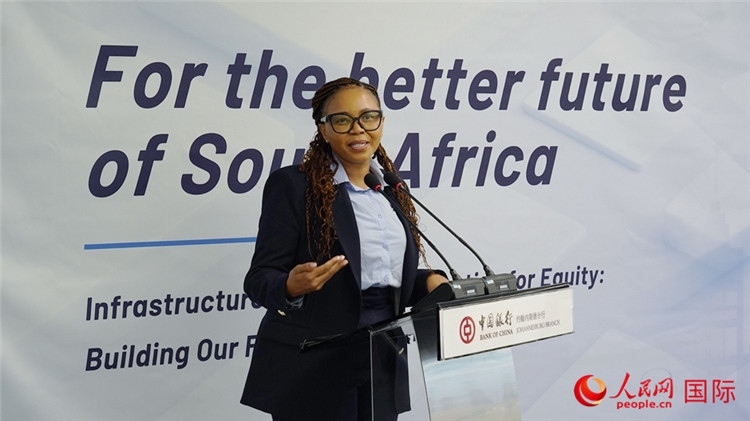 馬塞莫拉女士詳細(xì)介紹了南非政府在基礎(chǔ)設(shè)施建設(shè)方面的最新規(guī)劃和社會公益項(xiàng)目。人民網(wǎng) 劉暢攝