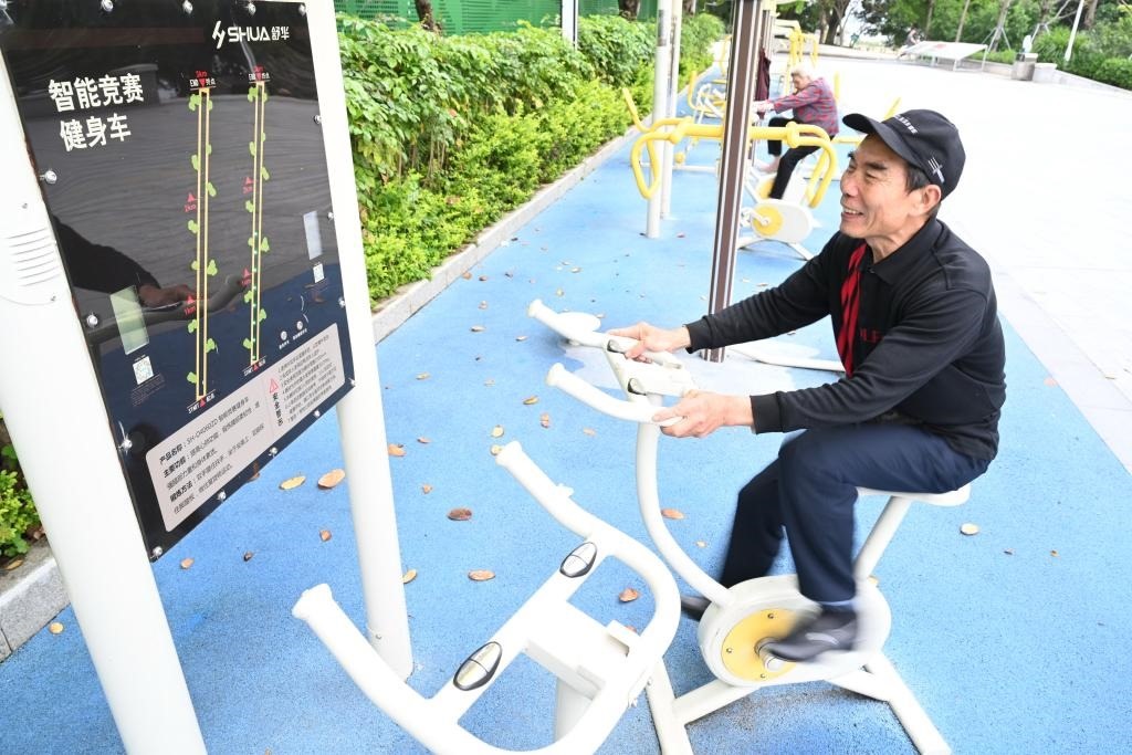 2023年4月24日，市民在福州市鼓樓區(qū)西河智慧體育公園使用智能競賽健身車。新華社記者 林善傳 攝