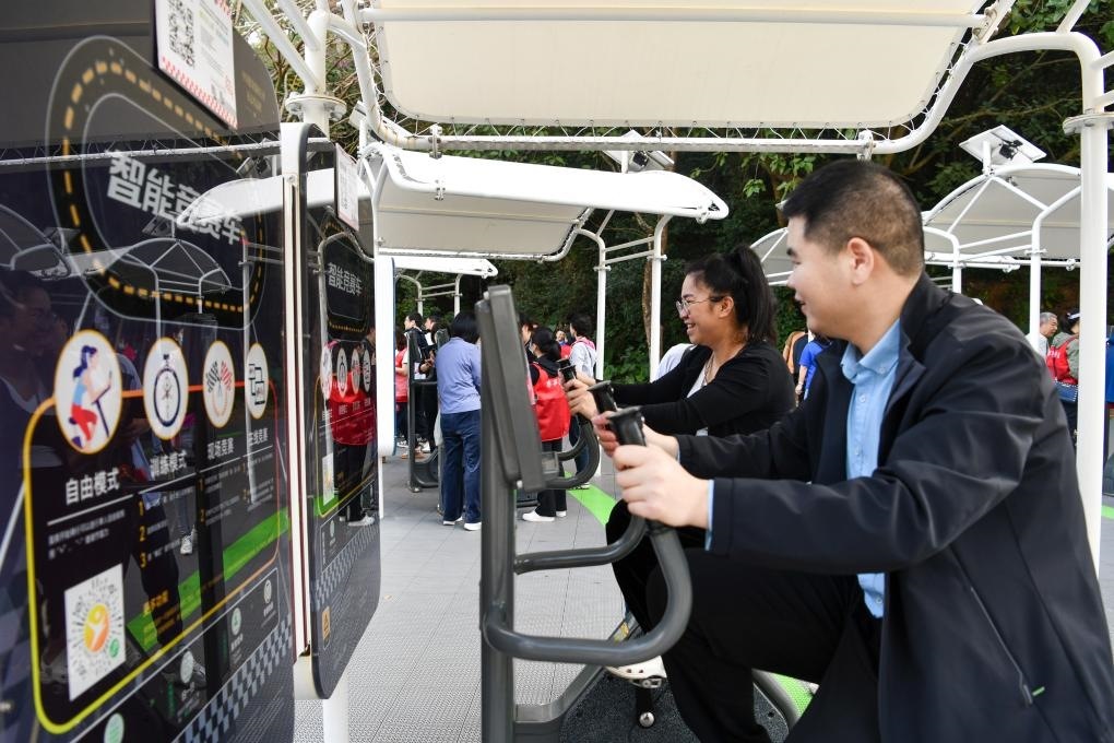 2024年1月20日，市民在蓮花山公園西區(qū)室外智能健身房參加競賽活動。當(dāng)日，深圳市室外智能健身競賽活動舉行。新華社記者 梁旭 攝