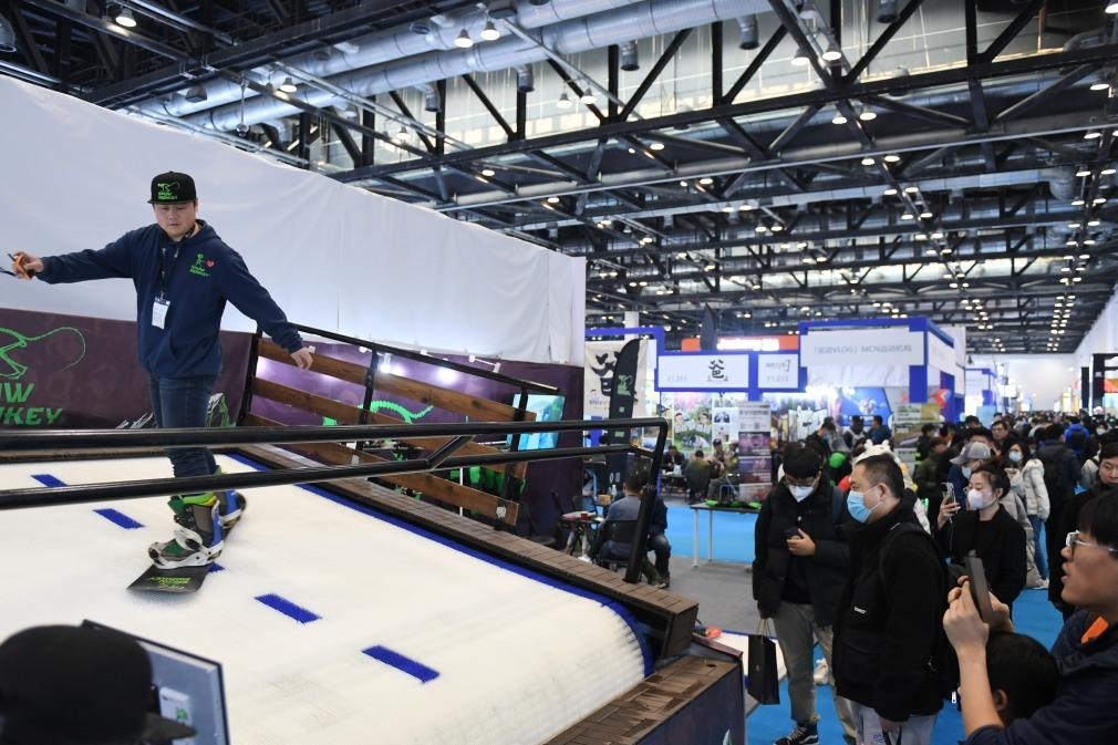 2023年2月11日，參觀者在展會上了解一款模擬滑雪設(shè)備。當(dāng)日，2023亞洲運動用品與時尚展在國家會議中心拉開帷幕。新華社記者 張晨霖 攝