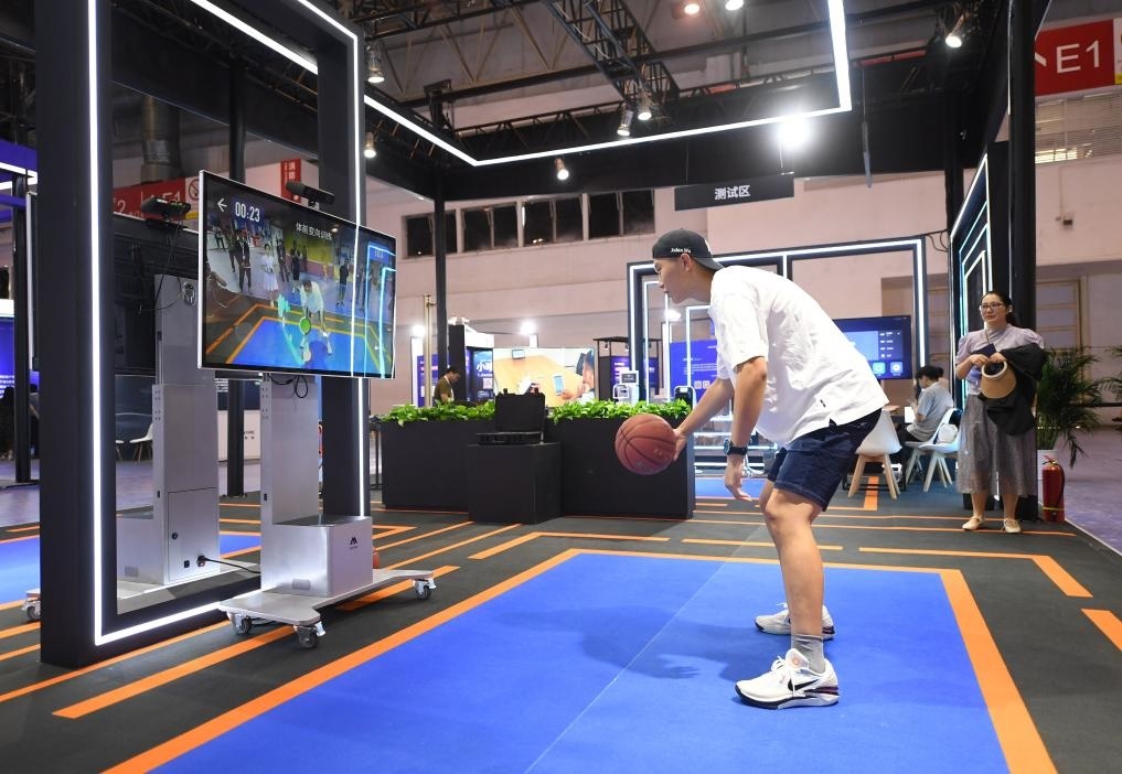 2023年8月25日，在HICOOL2023全球創(chuàng)業(yè)者峰會展覽展示區(qū)，觀眾體驗AI智慧體育運動系統(tǒng)。當(dāng)日，HICOOL2023全球創(chuàng)業(yè)者峰會在位于北京市順義區(qū)的中國國際展覽中心（新館）開幕。新華社記者 任超 攝