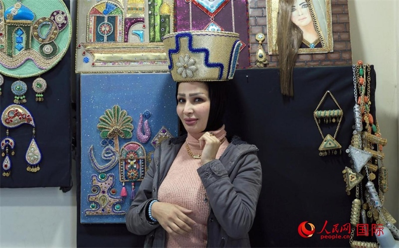 設計師展示亞述國王同款王冠。人民網(wǎng)伊納斯·易卜拉欣攝