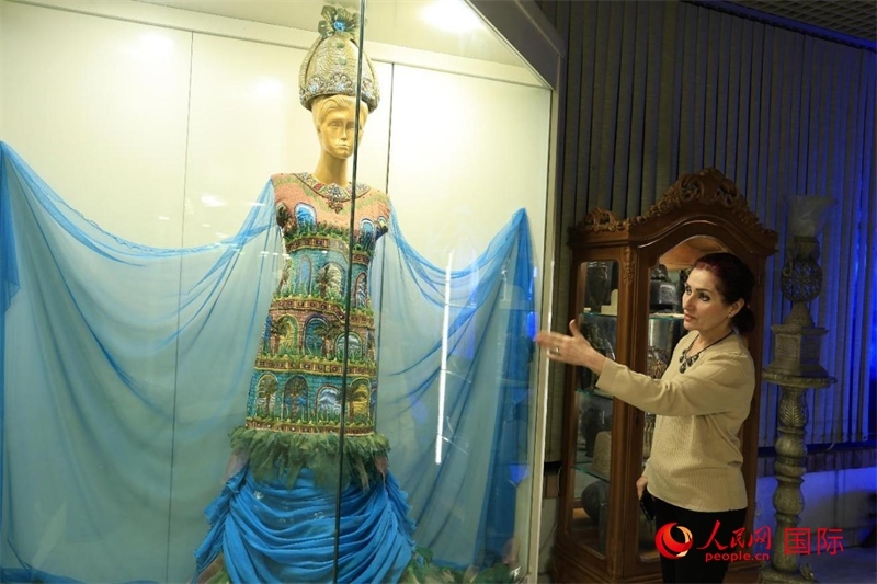 設計師展示服飾。人民網(wǎng)伊納斯·易卜拉欣攝