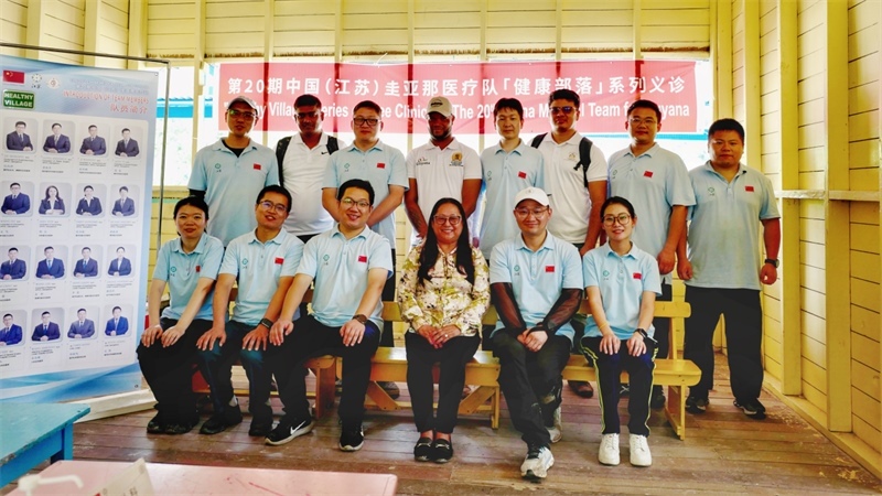 圭亞那印第安人事務(wù)部部長蘇凱（前排右三）在啟動(dòng)儀式上和中國醫(yī)療隊(duì)隊(duì)員合影。第二十期中國援圭亞那醫(yī)療隊(duì)供圖