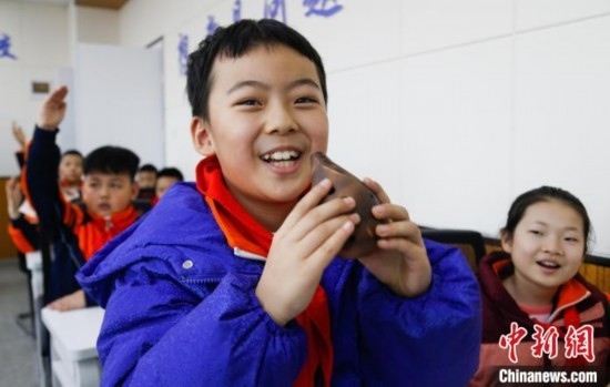 圖為學生在“國寶音樂會”社教課中體驗吹陶塤。中新社記者 馬銘言 攝