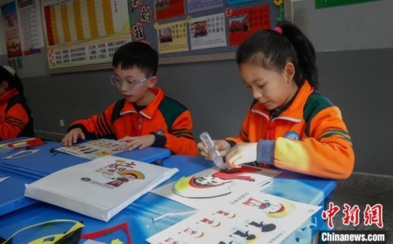圖為學生參與“土族娃娃布貼畫”社教課。中新社記者 馬銘言 攝