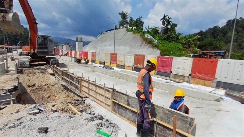 施工現(xiàn)場(chǎng)。 鄧騰亮攝