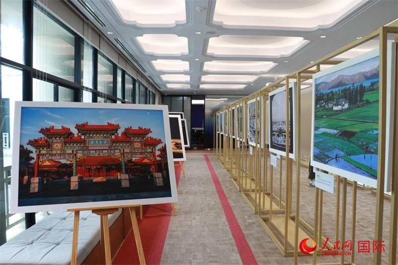 “遇見”攝影展現(xiàn)場(chǎng)。朱瀟逸攝