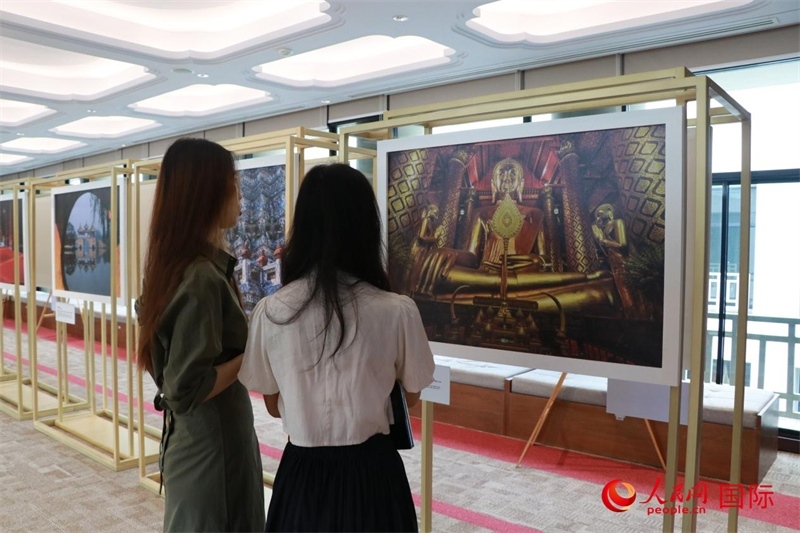 “遇見”攝影展現(xiàn)場(chǎng)。朱瀟逸攝