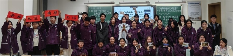 中南學(xué)生合影留念。