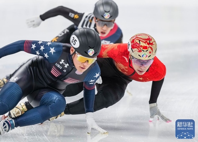 中國隊(duì)選手劉少昂（右）在比賽中。新華社記者 孫非 攝