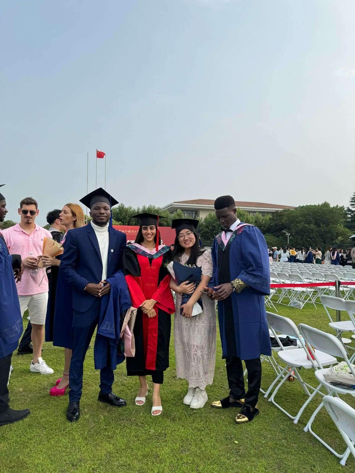 卡友琪（右三）在中國(guó)獲得學(xué)位后與同學(xué)合影。受訪者供圖