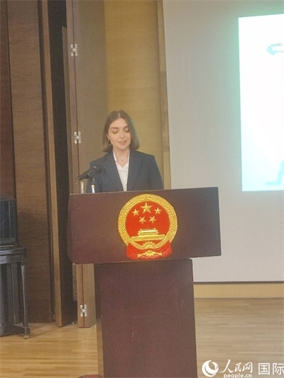 意方學(xué)生代表白綺花發(fā)言。人民網(wǎng)記者 鄭彬攝