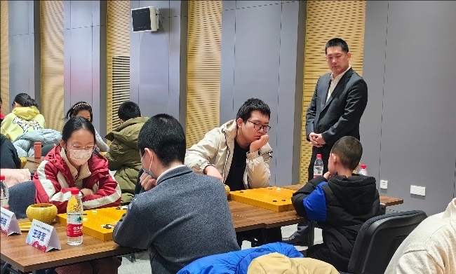 常昊觀戰(zhàn)年輕棋手們比賽。人民網(wǎng)記者 李乃妍攝