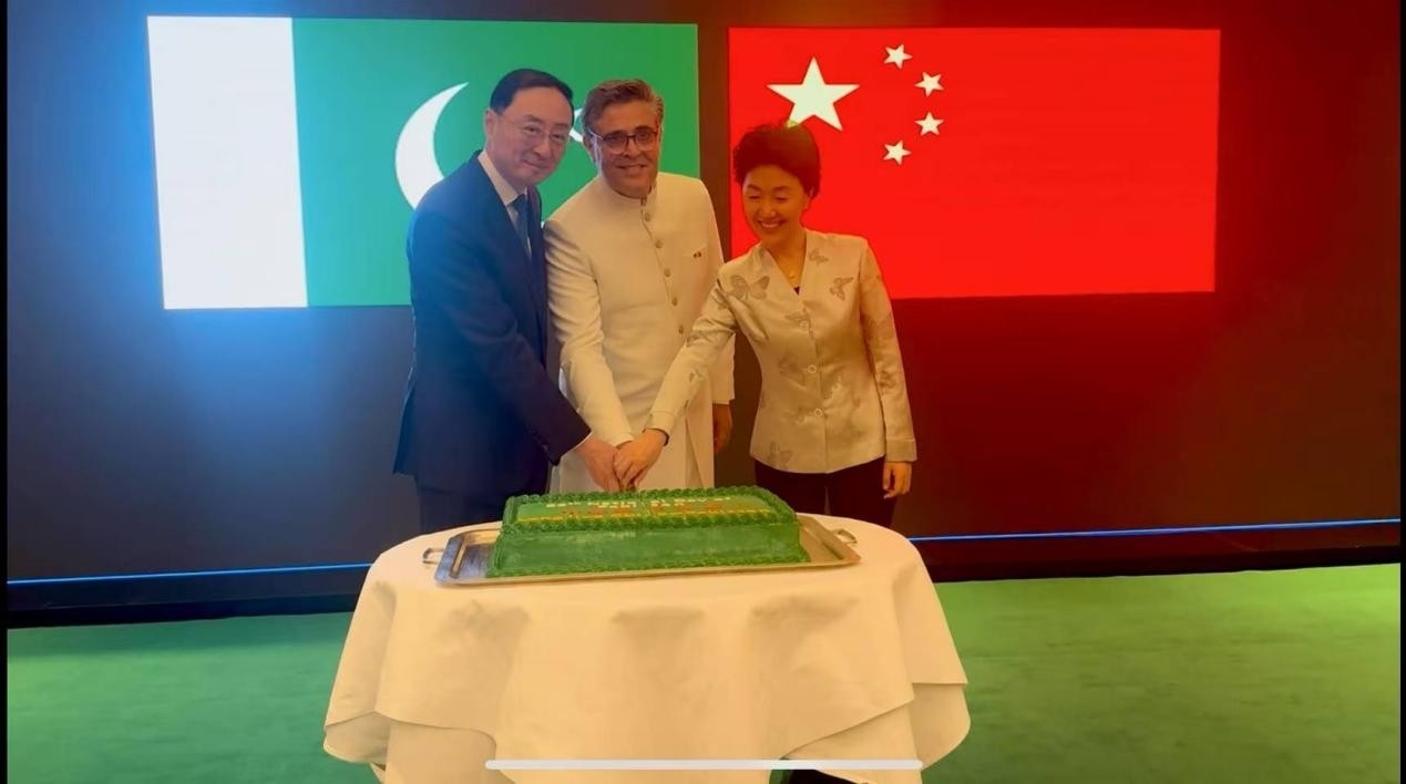 外交部副部長孫衛(wèi)東（左）、巴基斯坦駐華大使卡里爾·哈什米（中）、中聯(lián)部副部長孫海燕（右）共切蛋糕。巴基斯坦駐華大使館供圖