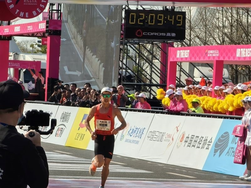 楊紹輝通過比賽終點。 人民網(wǎng)記者 楊磊攝