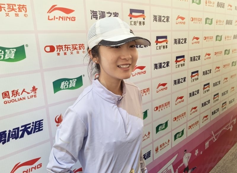 徐冰潔賽后接受采訪。 人民網(wǎng)記者 楊磊攝