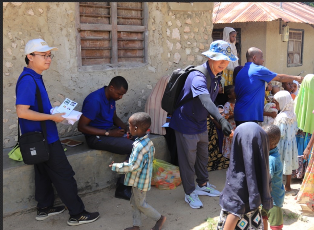 專(zhuān)家組向村民發(fā)放健康教育手冊(cè)和健康教育用品。專(zhuān)家組供圖