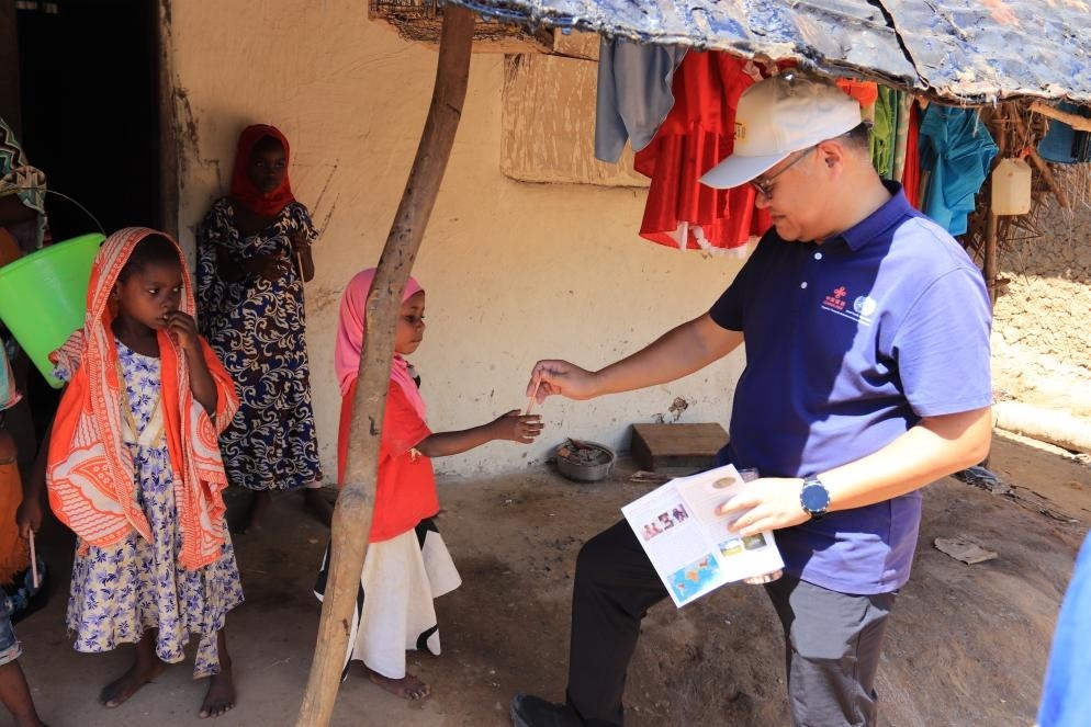 專(zhuān)家組向村民發(fā)放健康教育手冊(cè)和健康教育用品。專(zhuān)家組供圖