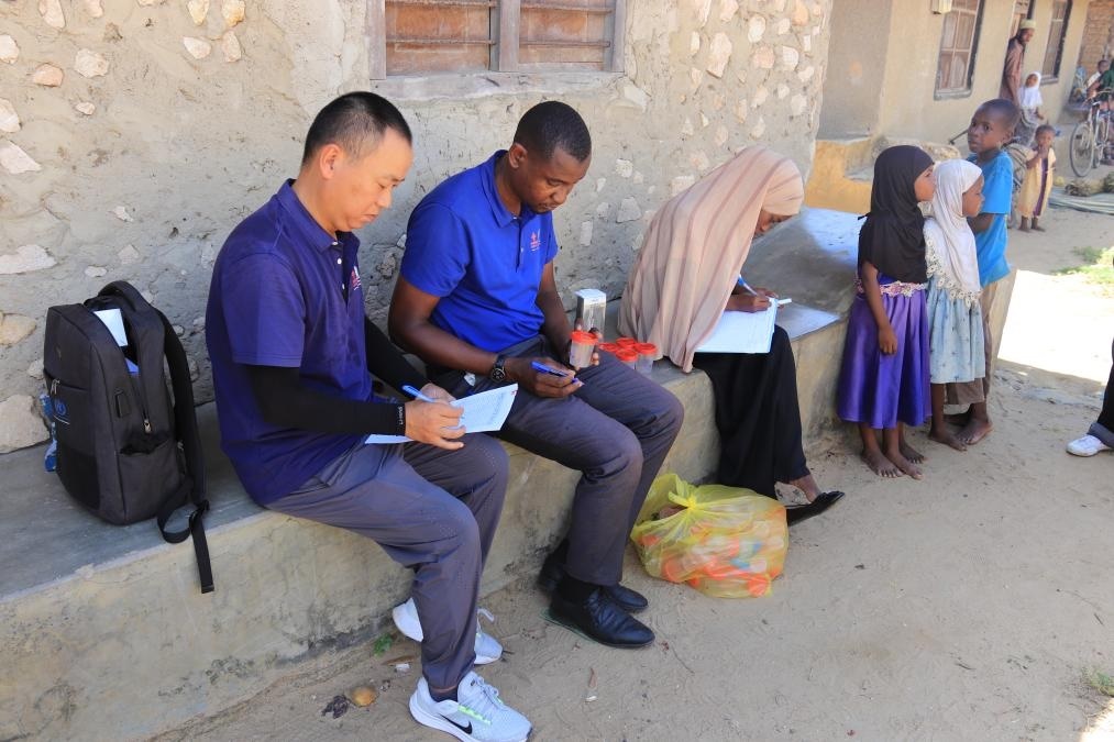 專(zhuān)家組指導(dǎo)非方疾控人員開(kāi)展疾病篩查工作。專(zhuān)家組供圖