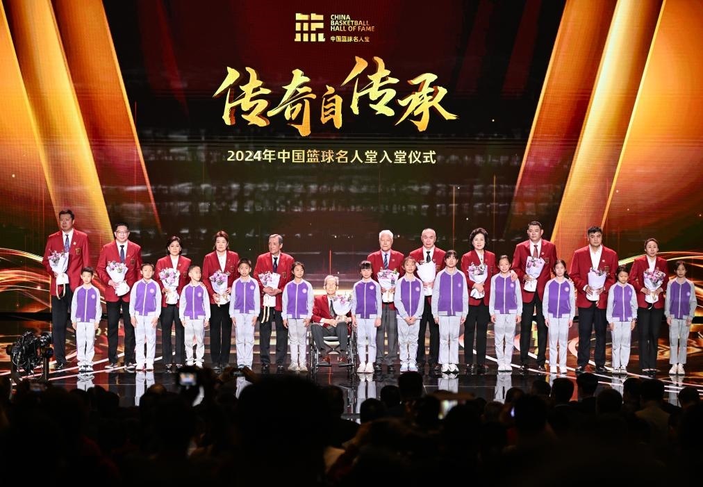 3月23日，在場的各屆中國籃球名人堂入堂人物在入堂儀式上合影留念。新華社記者 陳鐘昊 攝