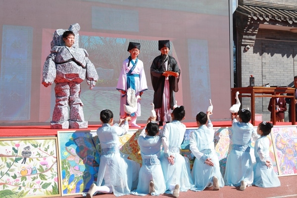 展覽開幕式上，府學(xué)學(xué)子上演情景劇《鵝池》。府學(xué)胡同小學(xué)供圖