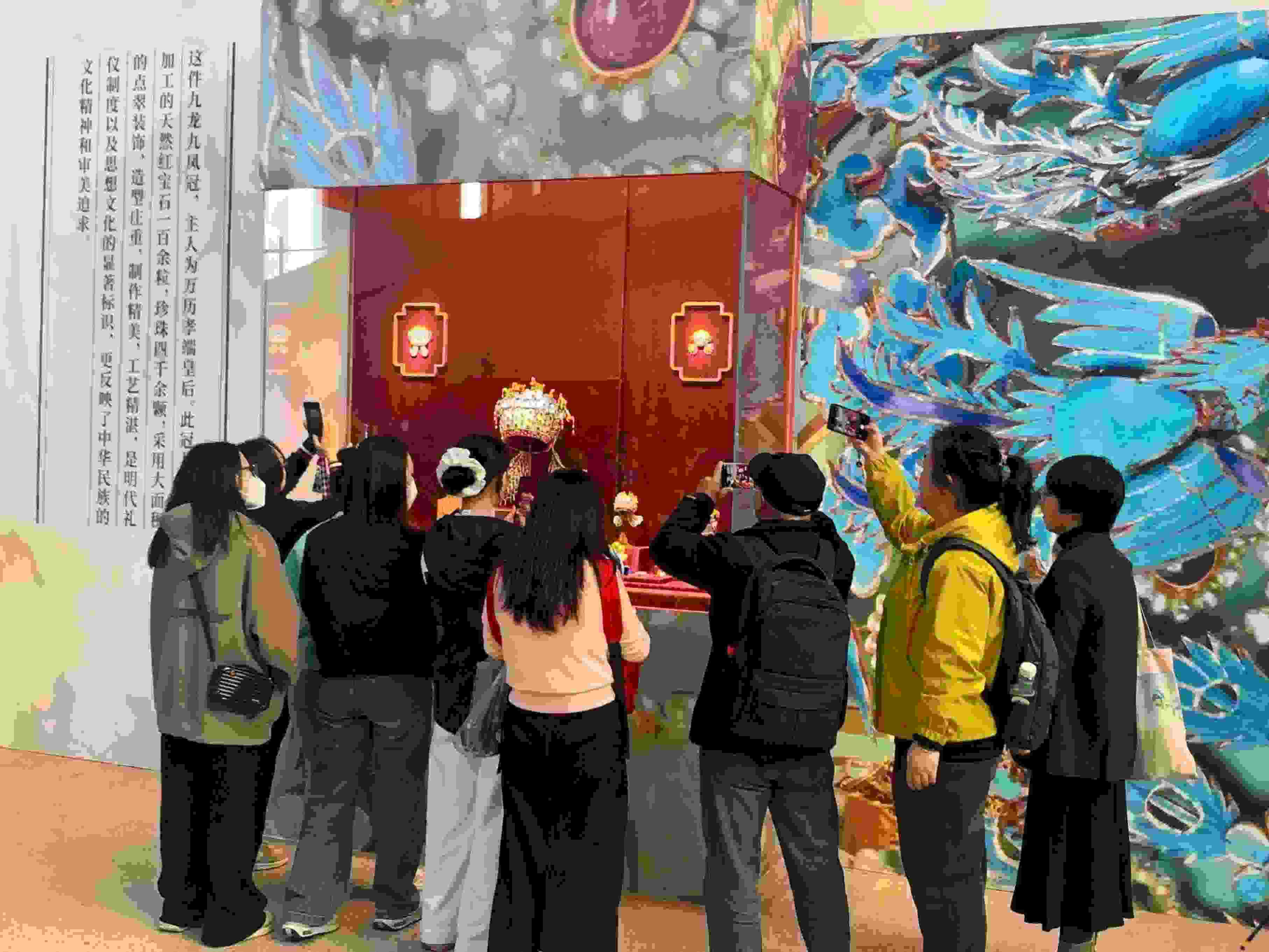 觀眾參觀國博鳳冠系列文創(chuàng)產(chǎn)品。人民網(wǎng)記者 劉穎穎攝