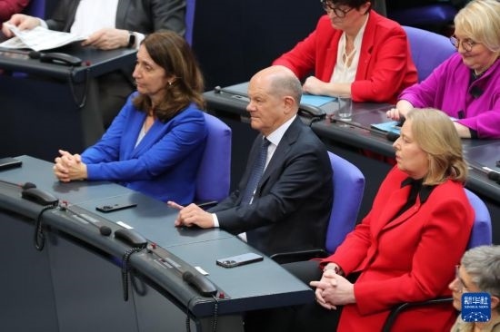 3月25日，在德國(guó)柏林，朔爾茨（中）出席新一屆德國(guó)聯(lián)邦議院首次全體會(huì)議。新華社記者 杜哲宇 攝