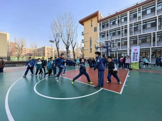 北京師范大學實驗小學開展跳繩比賽。