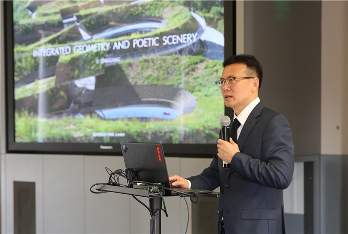 李興鋼院士做題為《勝景幾何》的主旨報告?；顒又鬓k方供圖