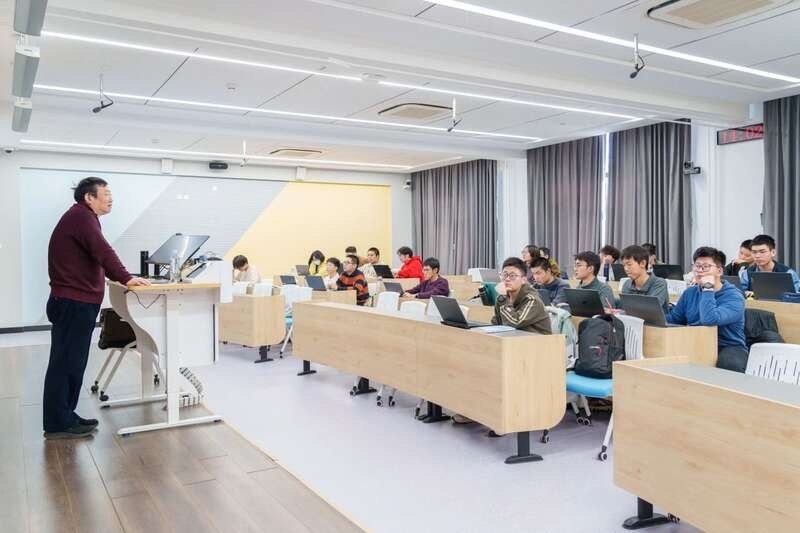 北航面向全校本科生開(kāi)設(shè)《人工智能導(dǎo)論》通識(shí)必修課。校方供圖