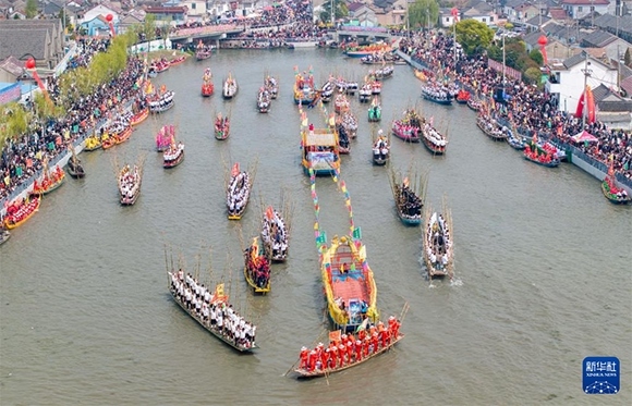 ?4月4日，選手在參加茅山會船盛會（ 無人機(jī)照片）。?新華社發(fā)（顧繼紅 攝）