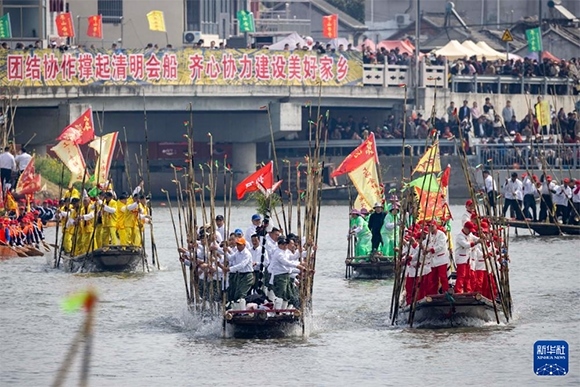 ?4月4日，選手在參加茅山會船盛會。新華社發(fā)（湯德宏 攝）
