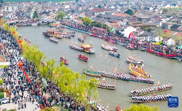 4月4日，選手在參加茅山會船盛會（無人機(jī)照片）。?新華社發(fā)（周社根 攝）