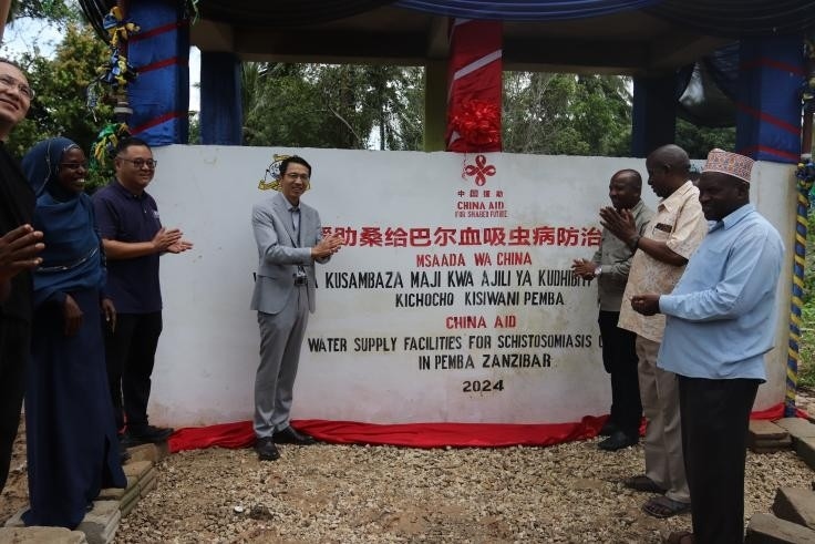 中國援助桑給巴爾血吸蟲病防治技術(shù)項目安全供水工程揭牌儀式日前在當(dāng)?shù)嘏e行。 施亮攝
